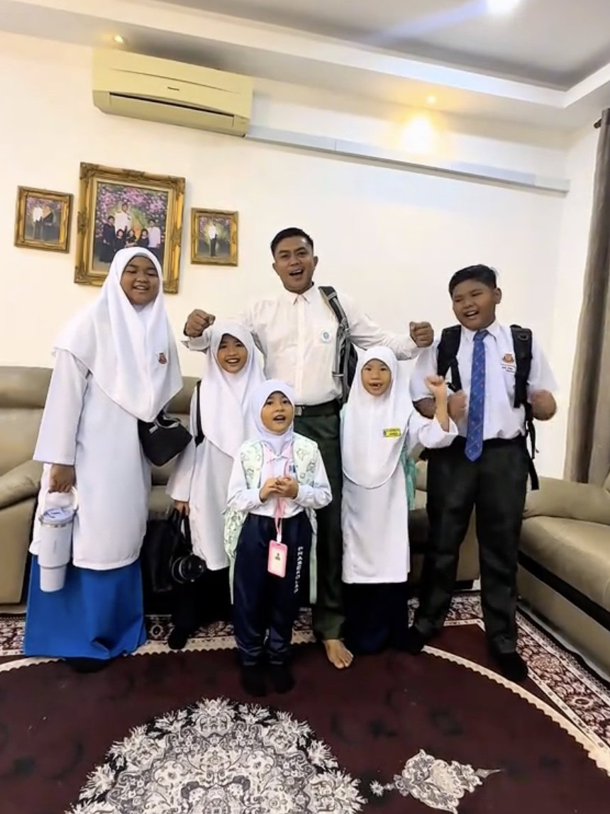 bapa pakai baju sekolah